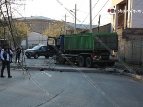 Երևանում «Սանիթեքի» աղբատարը բախվել է ծառին, ապա տապալել բետոնե սյունը. երթևեկությունը դադարեցվել է (լուսանկար)